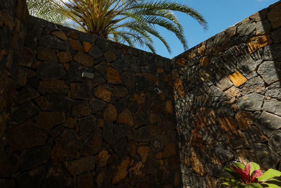 Prestige Pool Villa | Douche extérieure suite parentale
